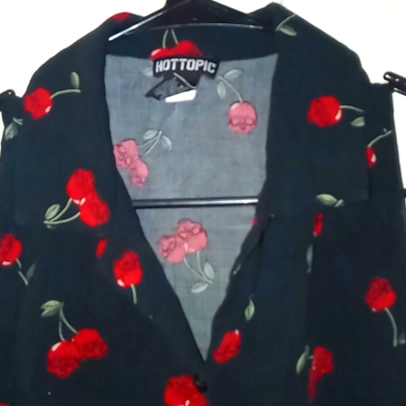 Free With Bundle Hot topic 🍒 crop top - Picture 2 of 4